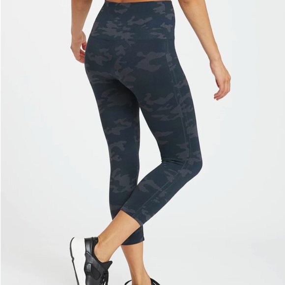 SPANX Women's Gray Camo Size Medium Look At Me Now Seamless Cropped Leggings EUC - Picture 2 of 8